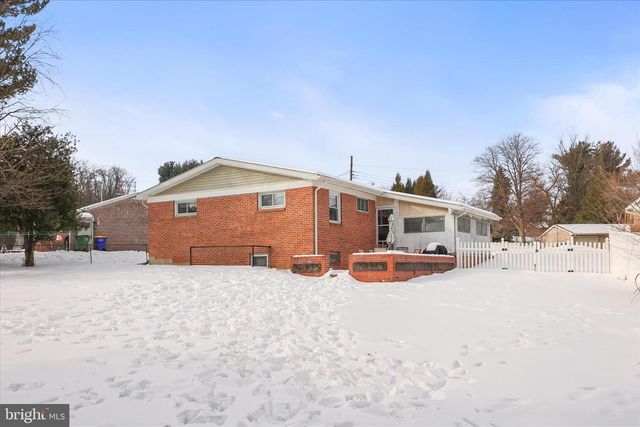 2005 SANDALWOOD CT, York, PA 17404