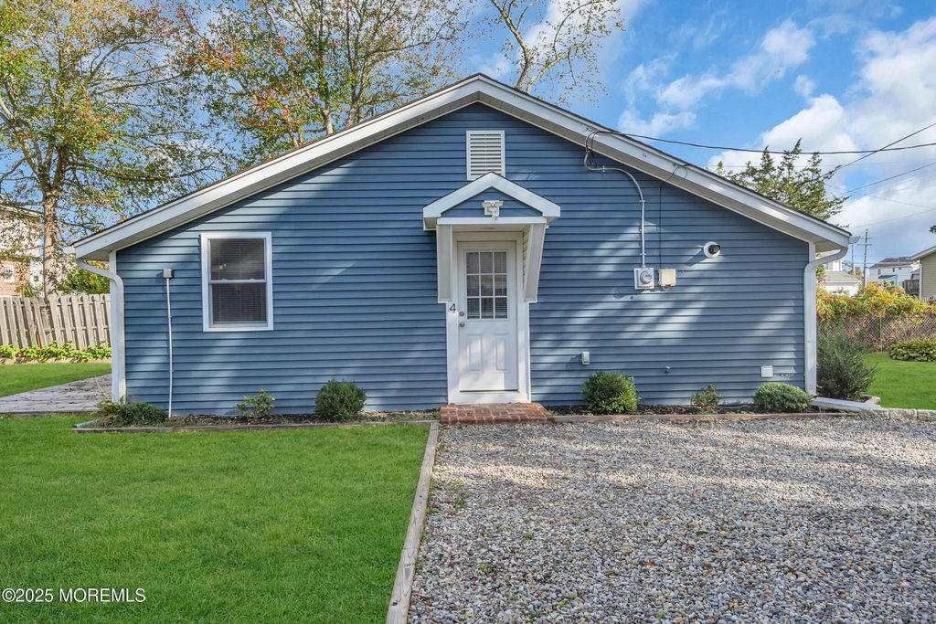 4 Pine Bluff Road, Toms River, NJ 08753