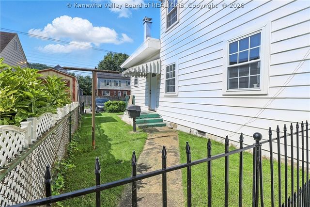 3821 Staunton Avenue Se, Charleston, WV 25304