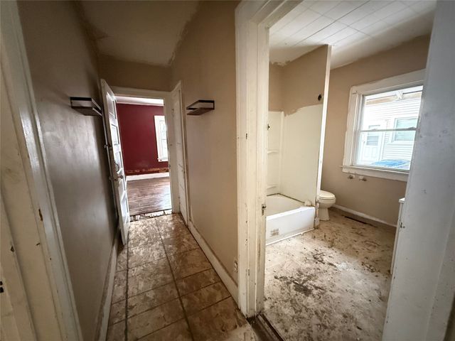 2127 E 13th Street, Des Moines, IA 50316