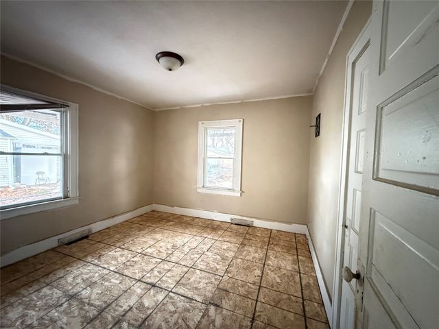 2127 E 13th Street, Des Moines, IA 50316