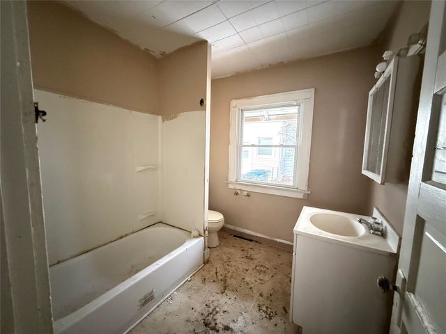 2127 E 13th Street, Des Moines, IA 50316