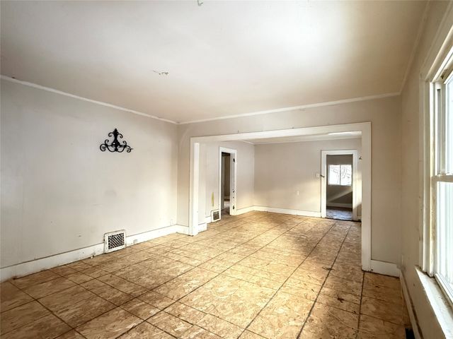 2127 E 13th Street, Des Moines, IA 50316