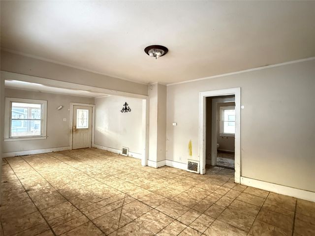 2127 E 13th Street, Des Moines, IA 50316