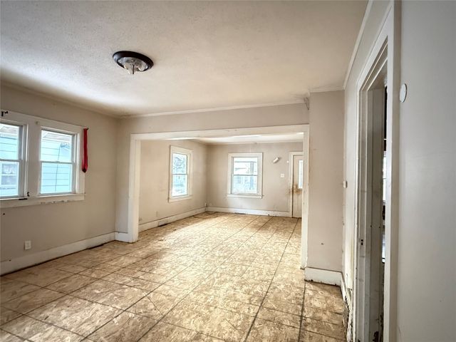 2127 E 13th Street, Des Moines, IA 50316