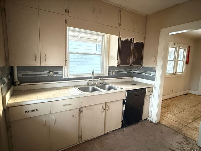 2127 E 13th Street, Des Moines, IA 50316