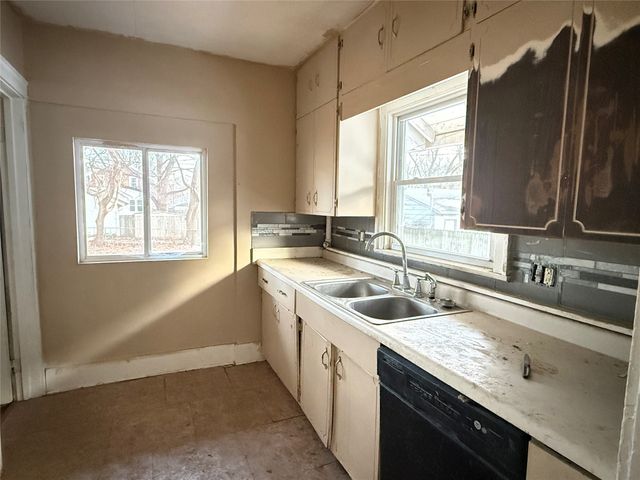 2127 E 13th Street, Des Moines, IA 50316