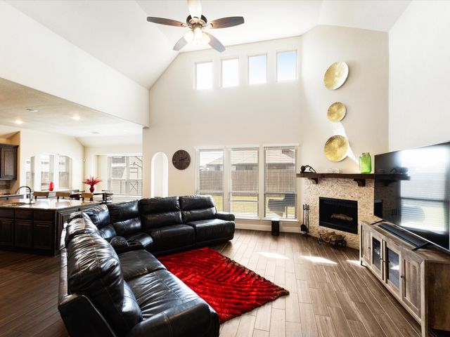 1919 Bellflower Drive, Glenn Heights, TX 75154