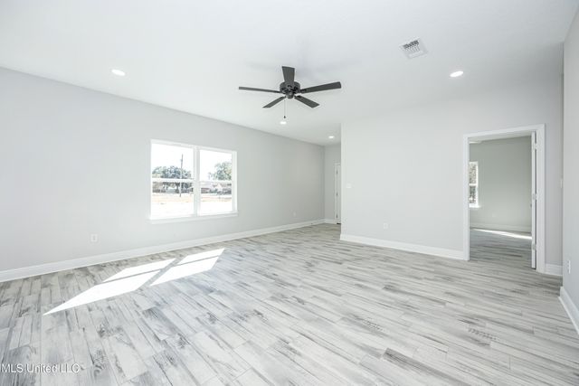 700 Peach Street, Ocean Springs, MS 39564