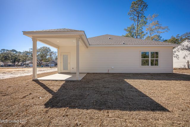 700 Peach Street, Ocean Springs, MS 39564