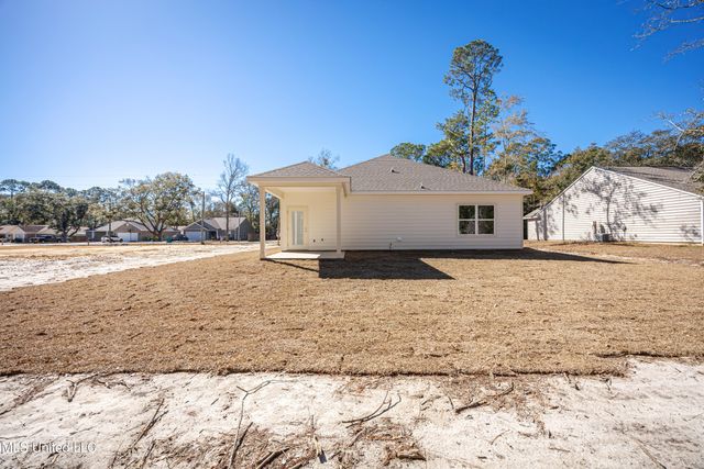 700 Peach Street, Ocean Springs, MS 39564