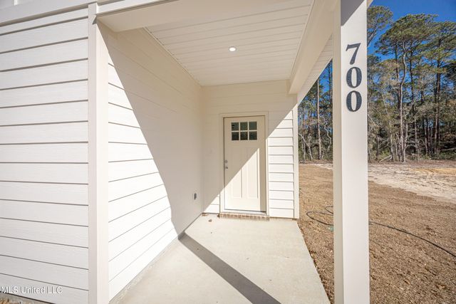 700 Peach Street, Ocean Springs, MS 39564