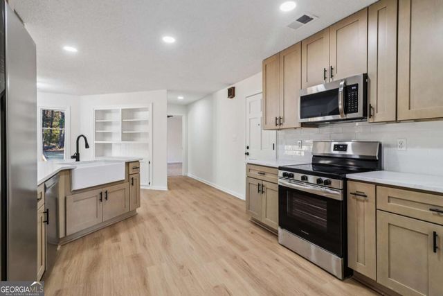 135 Willow Lake Lane, Sharpsburg, GA 30277