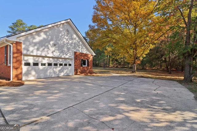 135 Willow Lake Lane, Sharpsburg, GA 30277