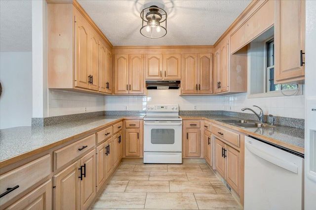 223 Lee DR, Huddleston, VA 24104