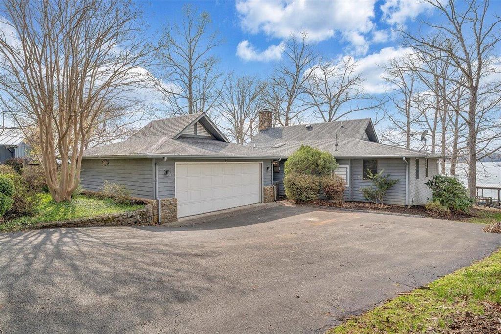 223 Lee DR, Huddleston, VA 24104