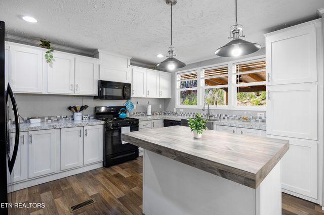 273 Co Rd 364, Niota, TN 37826