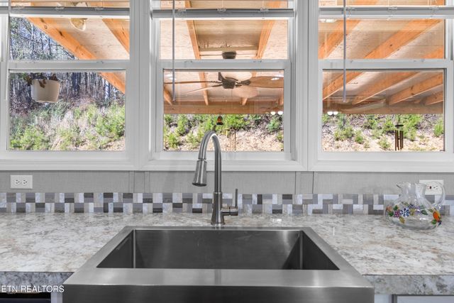 273 Co Rd 364, Niota, TN 37826