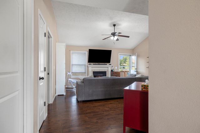827 N Franklin Avenue, Republic, MO 65738
