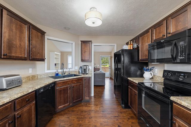 827 N Franklin Avenue, Republic, MO 65738