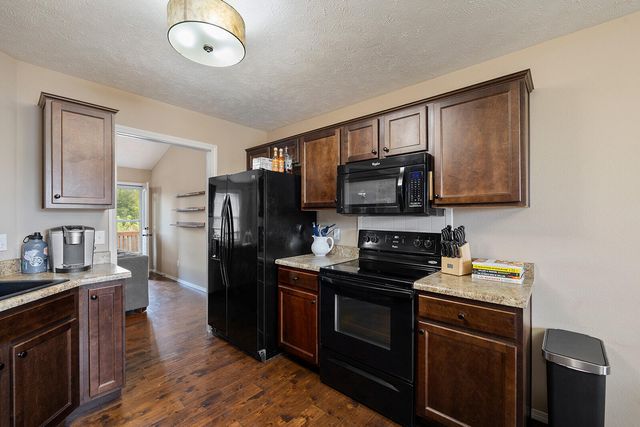 827 N Franklin Avenue, Republic, MO 65738
