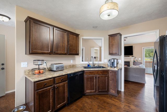827 N Franklin Avenue, Republic, MO 65738