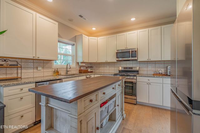 3225 Oakwood Hills Lane, Knoxville, TN 37931