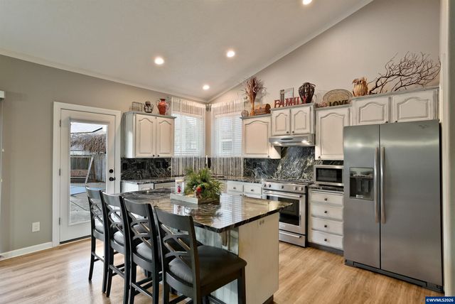 4334 Log Dr NE, Salem, OR 97305