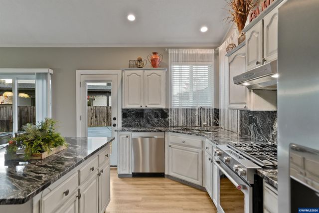 4334 Log Dr NE, Salem, OR 97305