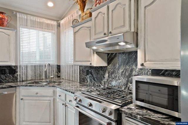 4334 Log Dr NE, Salem, OR 97305