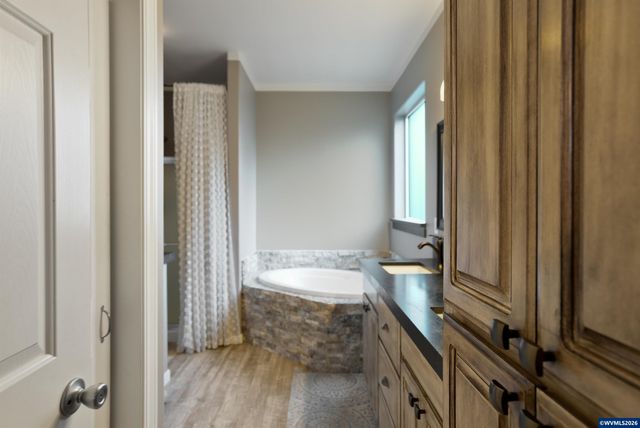 4334 Log Dr NE, Salem, OR 97305