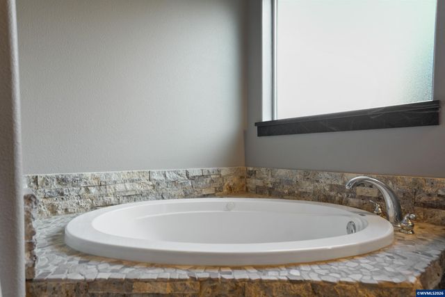 4334 Log Dr NE, Salem, OR 97305