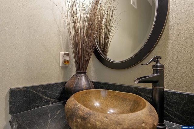 4334 Log Dr NE, Salem, OR 97305