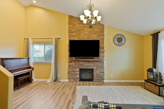 4334 Log Dr NE, Salem, OR 97305