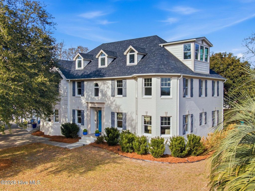 Image 12 of property listing at 211 Simmons Drive, Wilmington, NC 28411