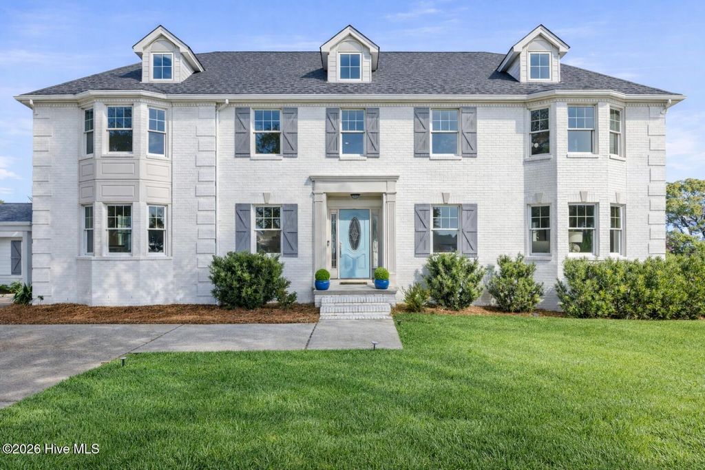 Image 3 of property listing at 211 Simmons Drive, Wilmington, NC 28411