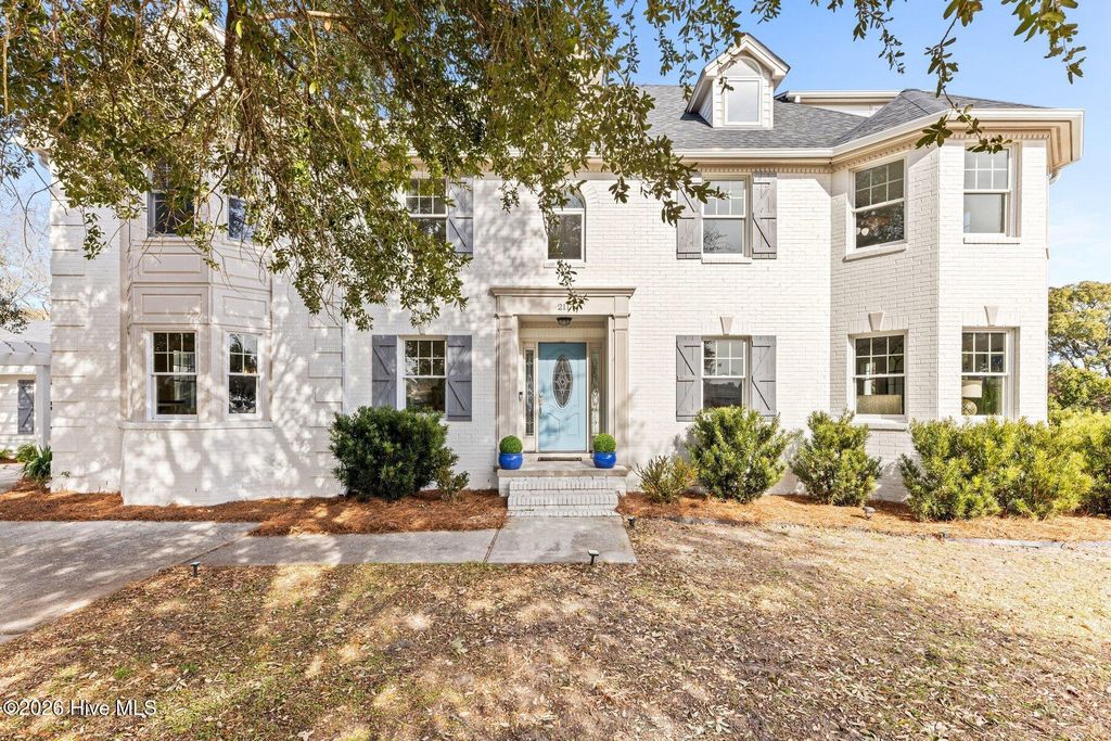 Image 4 of property listing at 211 Simmons Drive, Wilmington, NC 28411