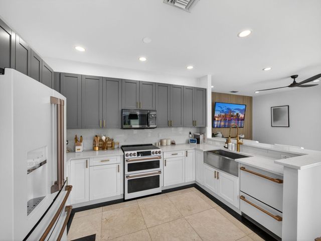 6017 Newport Village Way, Lake Worth, FL 33463