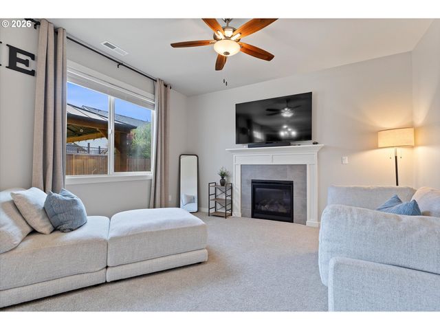 1350 DAHLIA St, Woodburn, OR 97071