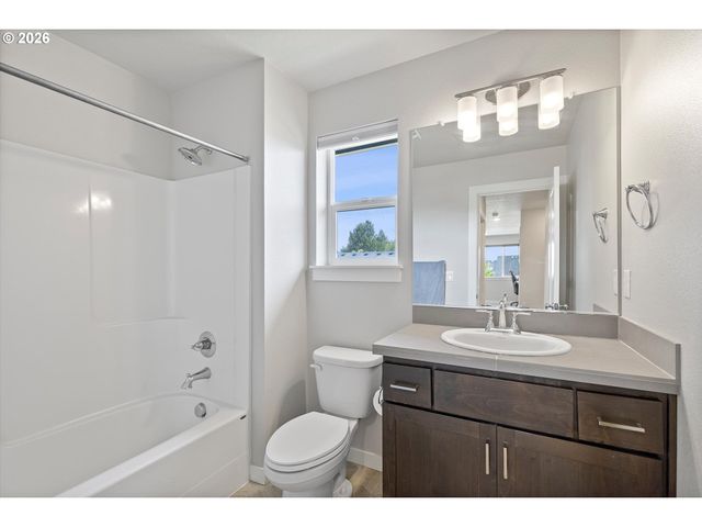 1350 DAHLIA St, Woodburn, OR 97071