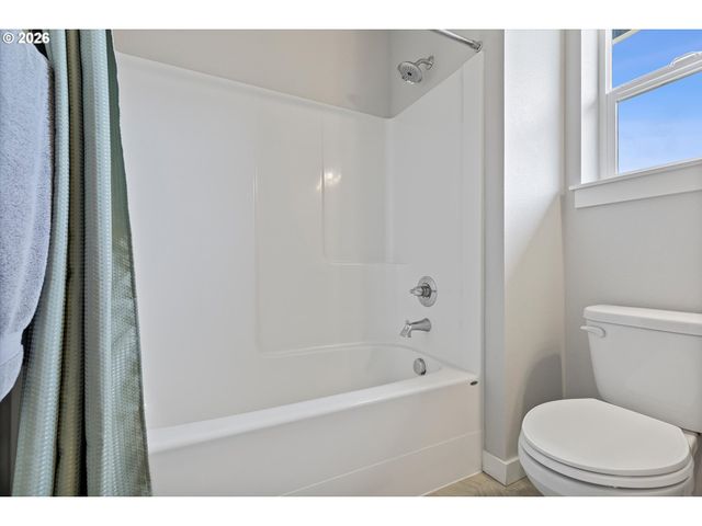 1350 DAHLIA St, Woodburn, OR 97071