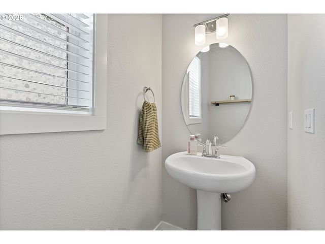 1350 DAHLIA St, Woodburn, OR 97071