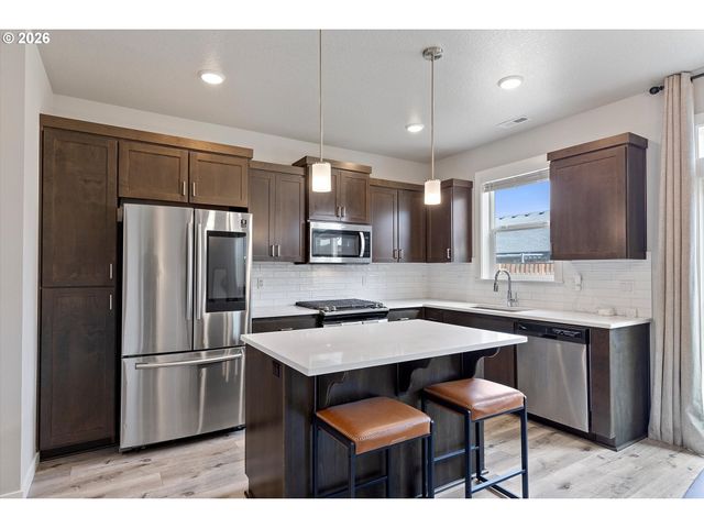 1350 DAHLIA St, Woodburn, OR 97071