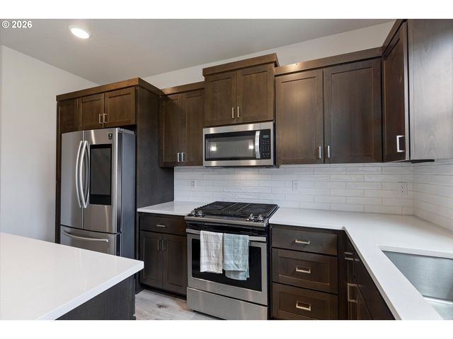 1350 DAHLIA St, Woodburn, OR 97071