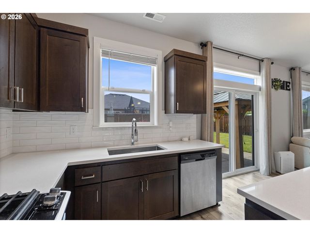 1350 DAHLIA St, Woodburn, OR 97071