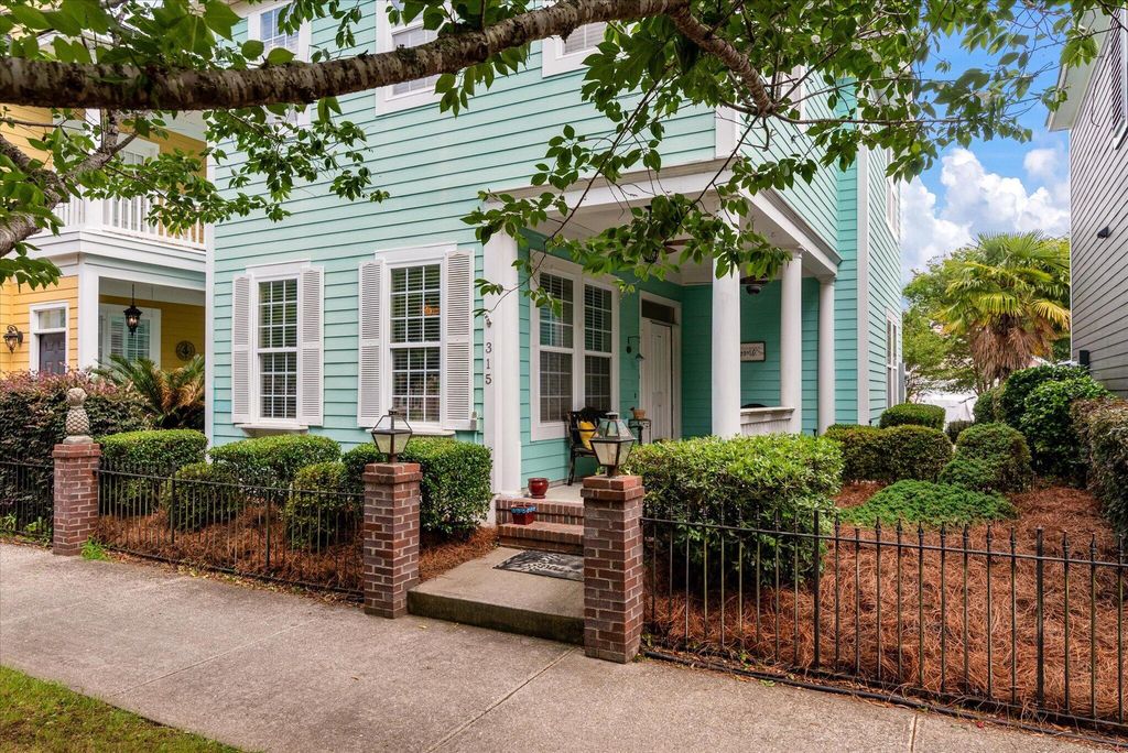 Image 2 of property listing at 315 White Gables Drive, Summerville, SC 29483