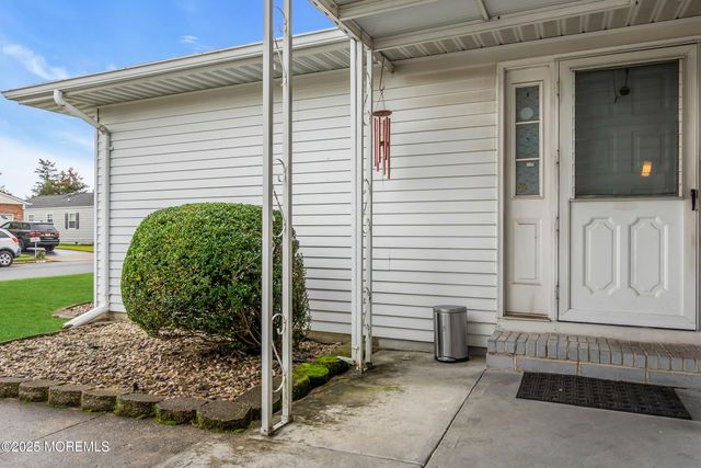 60 Woodstock Drive, Toms River, NJ 08757