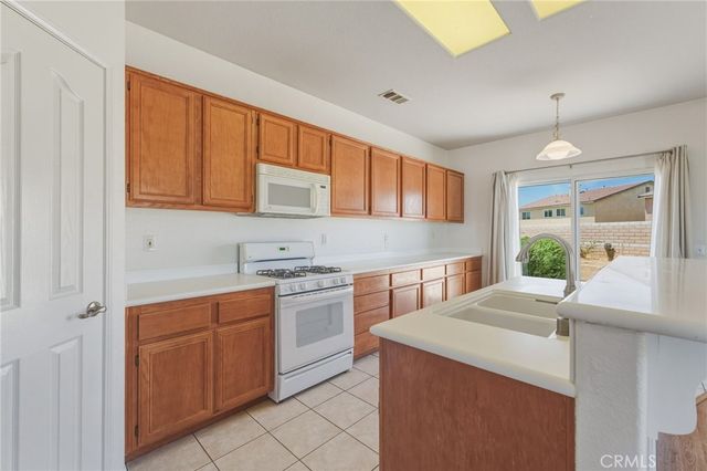 13900 Nelliebell, Victorville, CA 92392