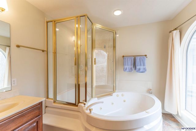 12525 Burt Street, Omaha, NE 68154