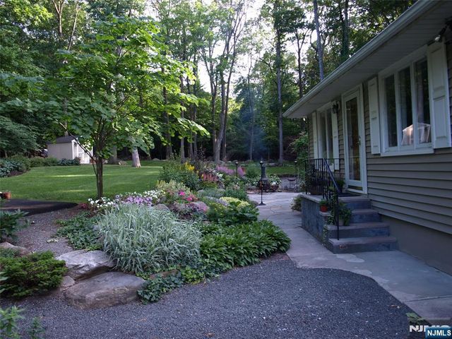 40 Pawnee Avenue, Oakland, NJ 07436